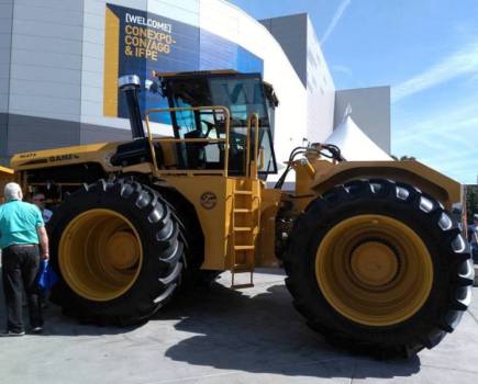 630hp-Game-tractor-at-ConExpo-7994499_0
