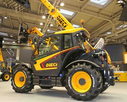 Agritechnica-Day-5-Loading-and-lifting-8887110_0