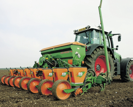 Amazone-Service-on-an-Amazone-ED-602-K-maize-drill-WSHOP-4-2010