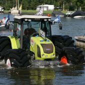 Claas-tractor-walks-on-water-4551604_0