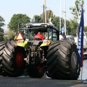 Claas-tractor-walks-on-water-4551604_2