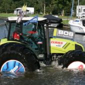 Claas-tractor-walks-on-water-4551604_4