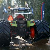 Claas-tractor-walks-on-water-4551604_6