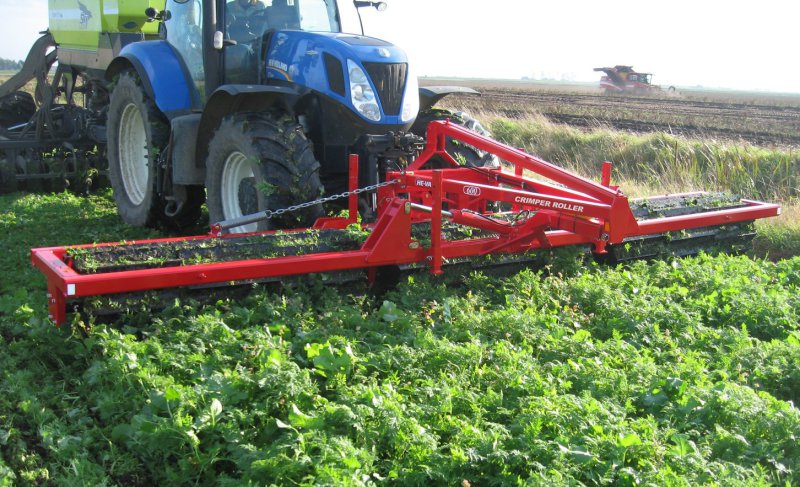 Crimper-Roller-cuts-through-cover-crops-5726474_0