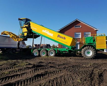 Dutch-contractor-develops-novel-potato-transfer-wagon-5230595_0