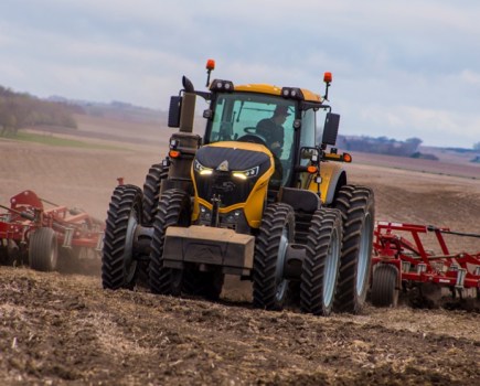 Fendt-s-flagship-tractors-in-Challenger-yellow-4145666_0