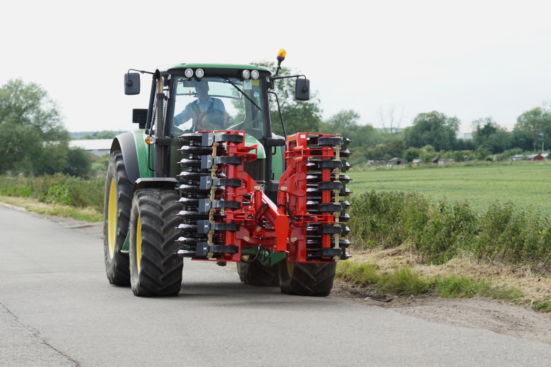 Folding-front-press-compact-on-the-road-8335706_0