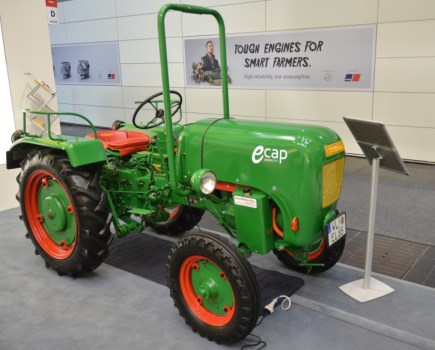 German-Cat-dealer-shows-electric-tractor-8973265_0
