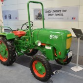 German-Cat-dealer-shows-electric-tractor-8973265_0