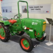 German-Cat-dealer-shows-electric-tractor-8973265_0