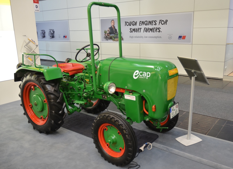 German-Cat-dealer-shows-electric-tractor-8973265_0