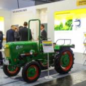 German-Cat-dealer-shows-electric-tractor-8973265_1