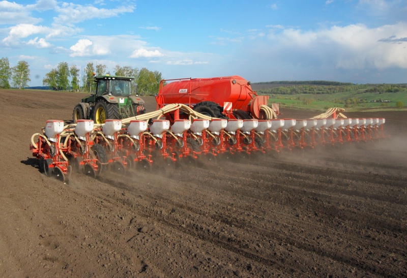 Huge-24-row-precision-drill-at-SIMA-7463563_0