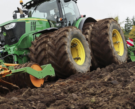 John-Deere-6210R-tt-02-2014