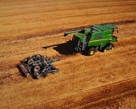 John-Deere-combine-pulls-6m-cultivator-4549955_0