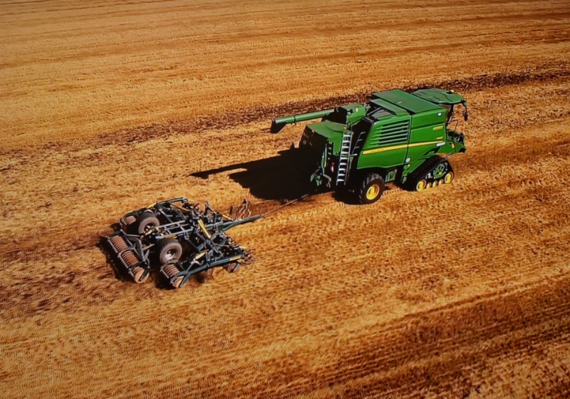John-Deere-combine-pulls-6m-cultivator-4549955_0