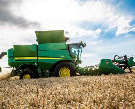 John-Deere-gears-up-for-harvest-18-8440039_0