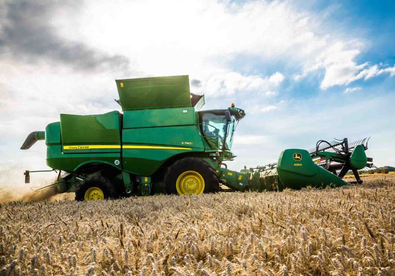 John-Deere-gears-up-for-harvest-18-8440039_0