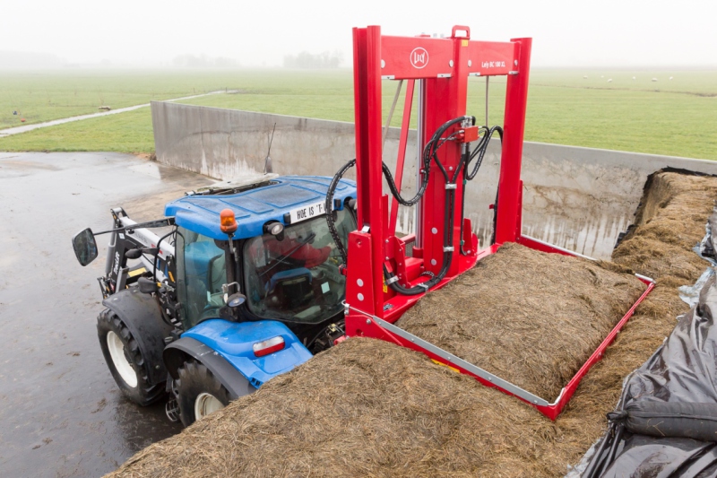 Lely-s-first-silage-block-cutter-8960204_0