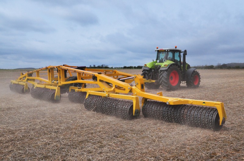 McConnel-takes-on-Twose-arable-rollers-3453035_0