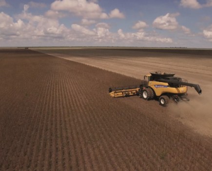 New-Holland-sets-soya-bean-harvesting-record-8169370_0