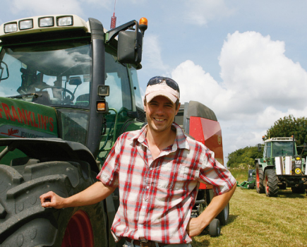 -Second-hand-tractor-policy-for-Glos-contractor-CM-4-2011