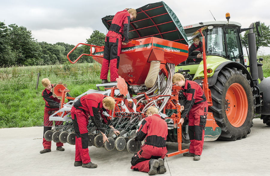 Seed-drills-Getting-ready-for-the-sowing-season-tu-09-2015