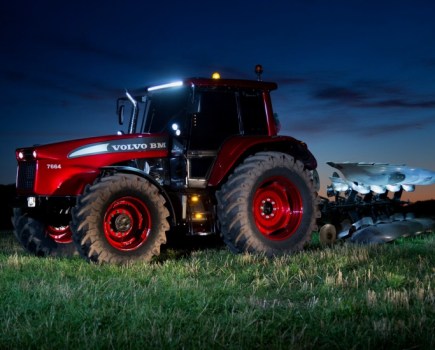 Striking-Volvo-BM-tractor-6589440_0