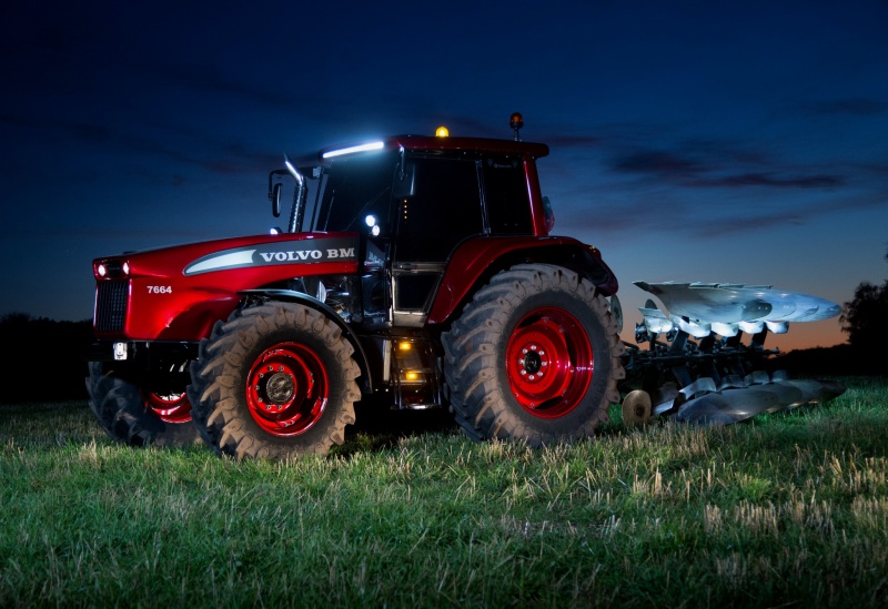 Striking-Volvo-BM-tractor-6589440_0