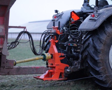Tractor-hitch-saves-time-and-increases-safety-6008258_0