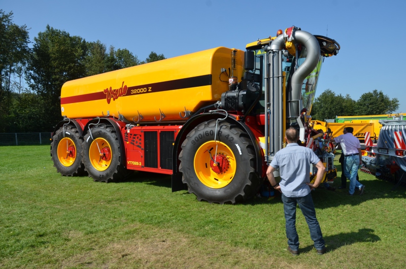 Vredo-shows-700hp-self-propelled-slurry-tanker-4547012_0