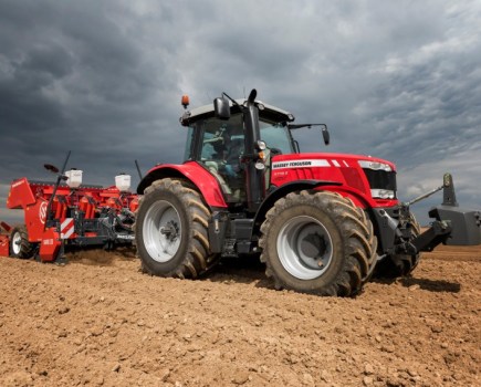 World-s-first-200hp-four-cylinder-tractor-4483473_0