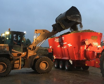 World-s-largest-mixer-wagon-with-a-straw-blower-7904031_0