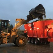 World-s-largest-mixer-wagon-with-a-straw-blower-7904031_0