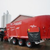 World-s-largest-mixer-wagon-with-a-straw-blower-7904031_1