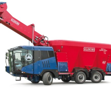 XXL-mixer-wagon-for-1-000-cows-8430453_0