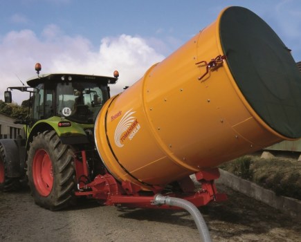 Tomahawk-for-one-stop-bedding-feeding-and-spreading-9141098_0