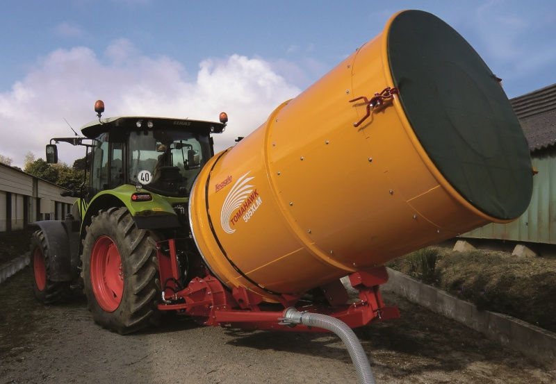 Tomahawk-for-one-stop-bedding-feeding-and-spreading-9141098_0