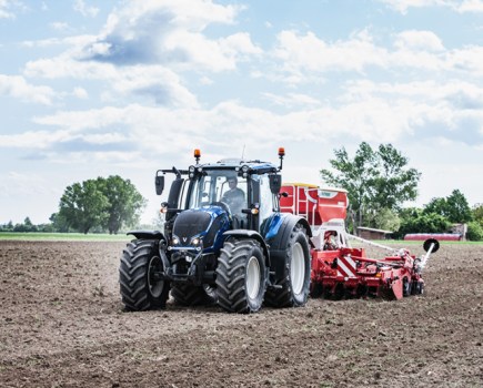 Valtra-fills-new-tractors-with-100-renewable-fuel-9133850_0
