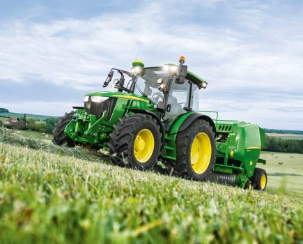john_deere_5r_series_autotrac_tractor_b