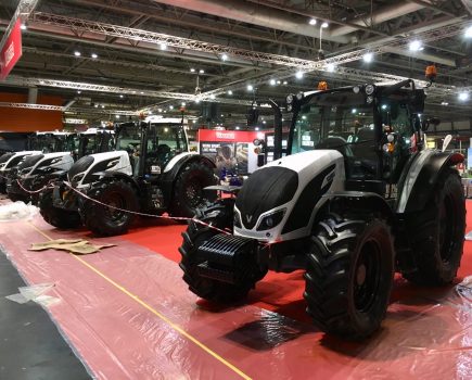 valtra_at_lamma