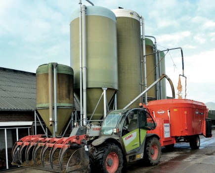 Electrically powered mixer wagon
