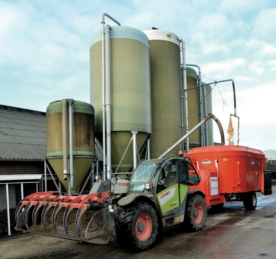 Electrically powered mixer wagon