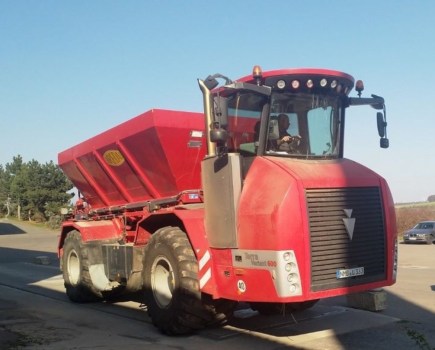 csm_der_terra_variant_600_eco_mit_bredal-streuaufbau_unterwegs_zum_feldeinsatz_a2ab74b3d61