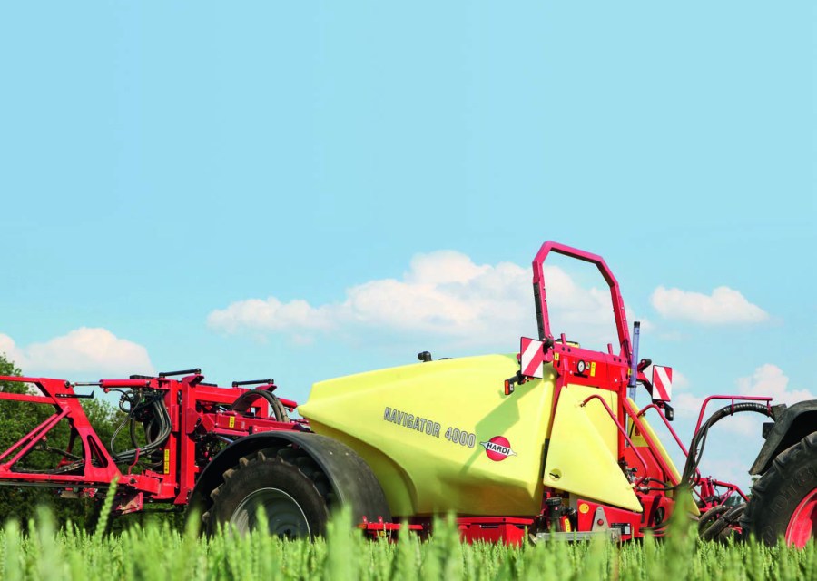 26-pt-hardi_navigator_4000_trailed_sprayer-1