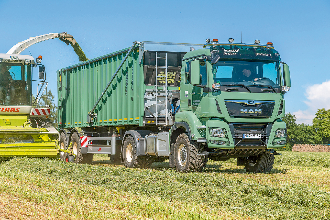 MAN TGS 18.510 4x4 BLS and Fliegl ASS 298 Agro-Truck: German road train -  Profi