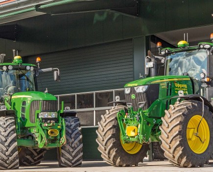 076-080_john_deere_-_compared