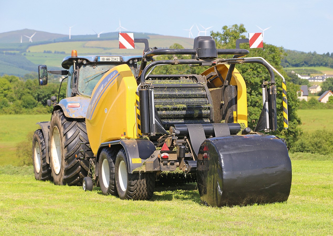 New Holland Roll Baler 125 Combi Is Good In field Performance Enough new-holland-roll-baler-125-combi-is-good-in-field-performance-enough