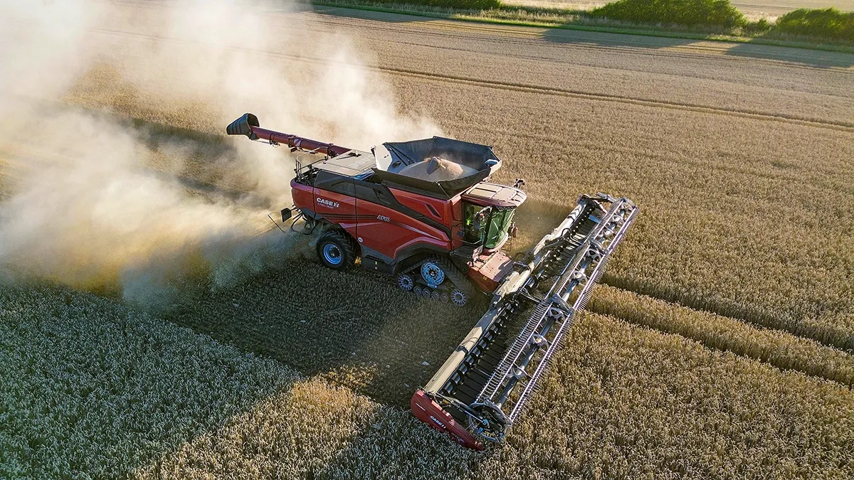 Case IH AF10 combine: Single and ready to mingle - Profi