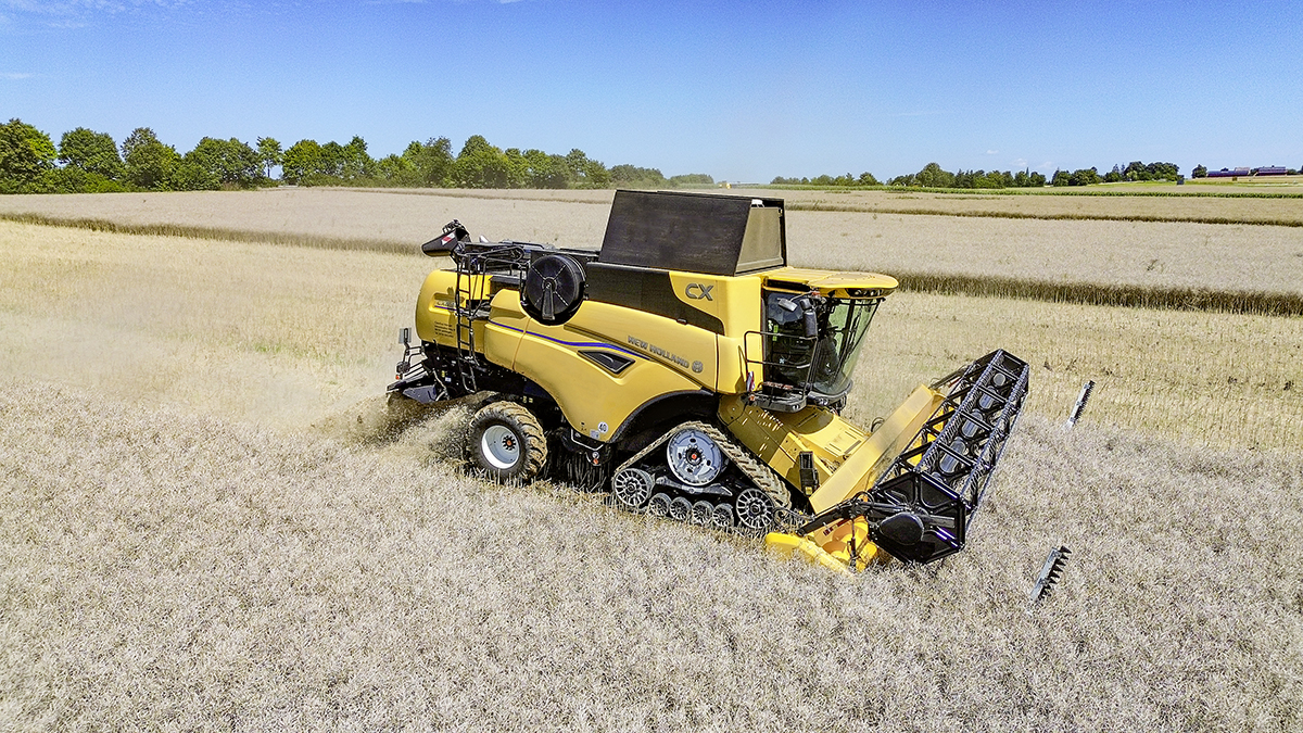 New Holland CX8.90 combine on tracks: Experienced and smart